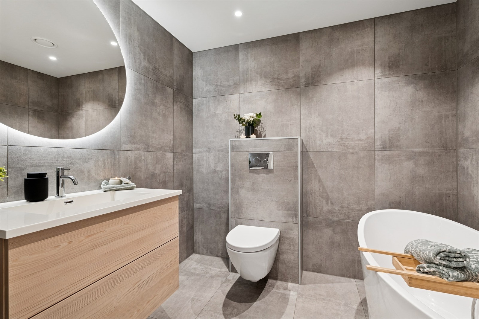 Baderom i 1. etasje. Praktisk med to bad i hver sin etasje, også dette med vannbåren gulvvarme. Galleribilde