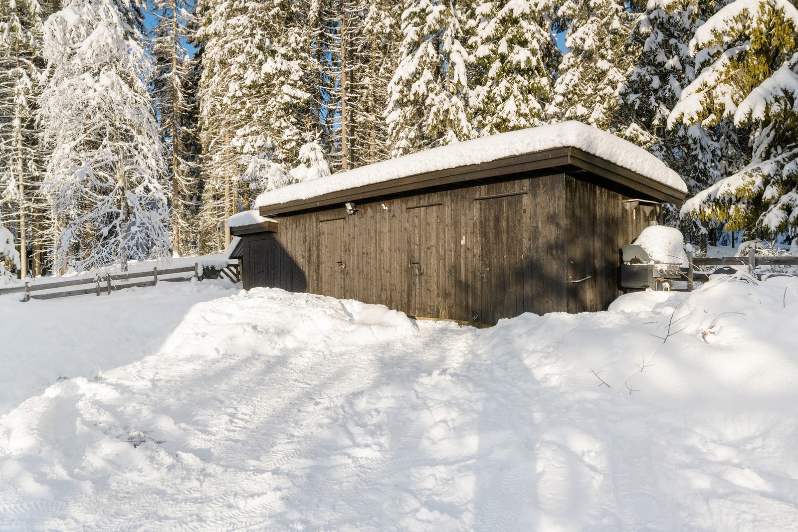 Uthus med to boder, vedbod og redskapsbod Galleribilde