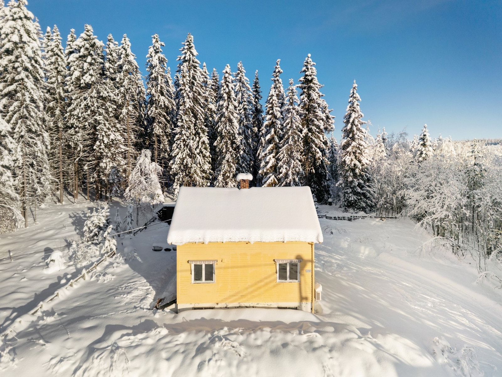 Torpa barne- og ungdomsskole, barnehage, eldresenter og legekontor ligger ca. 12 km fra eiendommen Galleribilde