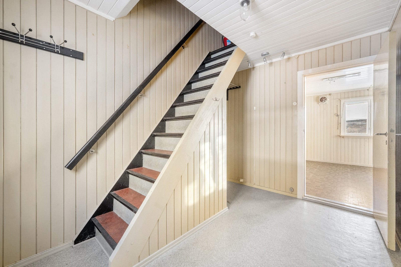 Fra gang er det trapp opp til 2. etasje Galleribilde