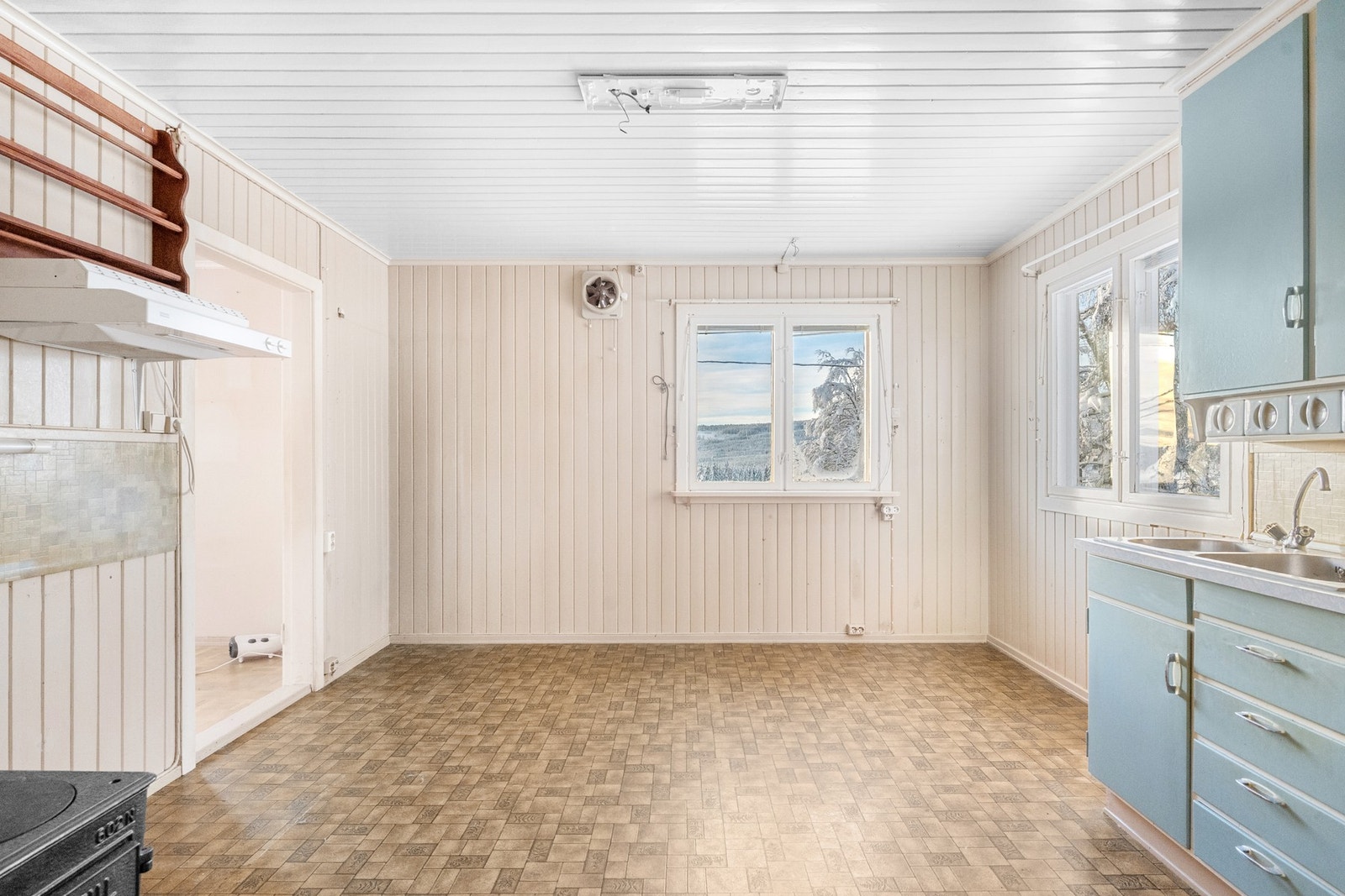 Eldre kjøkkeninnredning med slette, lyseblå fronter Galleribilde