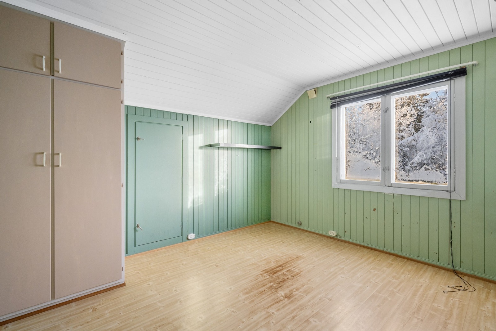 2. etasje med 2 gode soverom og 3 kott Galleribilde