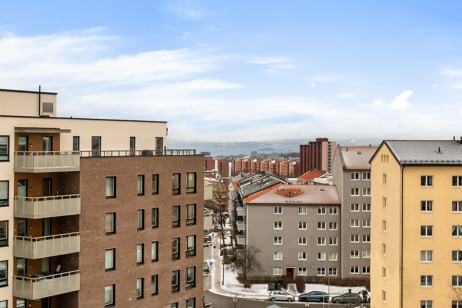 Solrik beliggenhet mot syd, med utsikt og fjordgløtt. Galleribilde