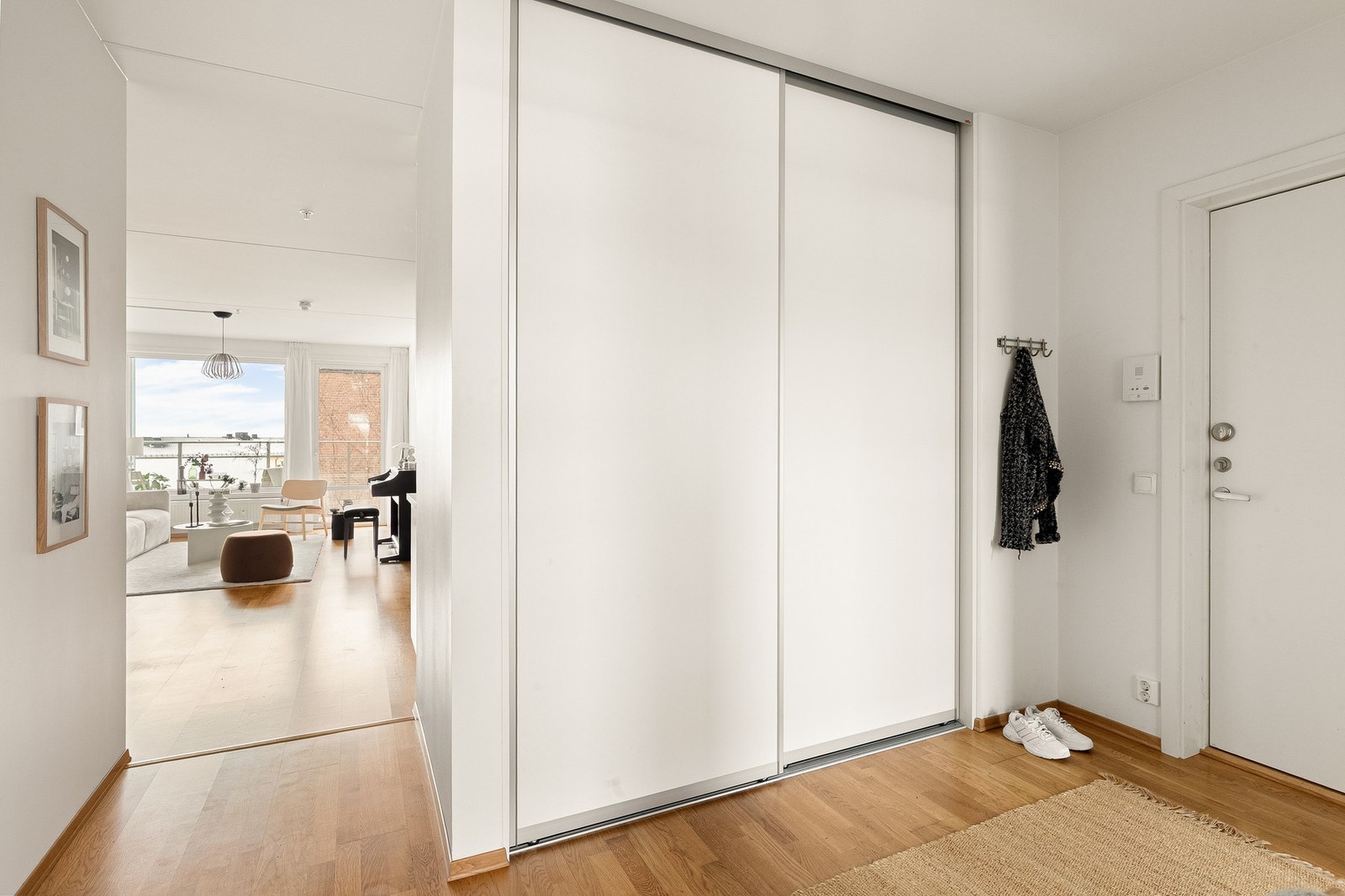 I entreen er det gode oppbevaringsmuligheter for klær og yttertøy i skyvedørsgarderoben. Galleribilde