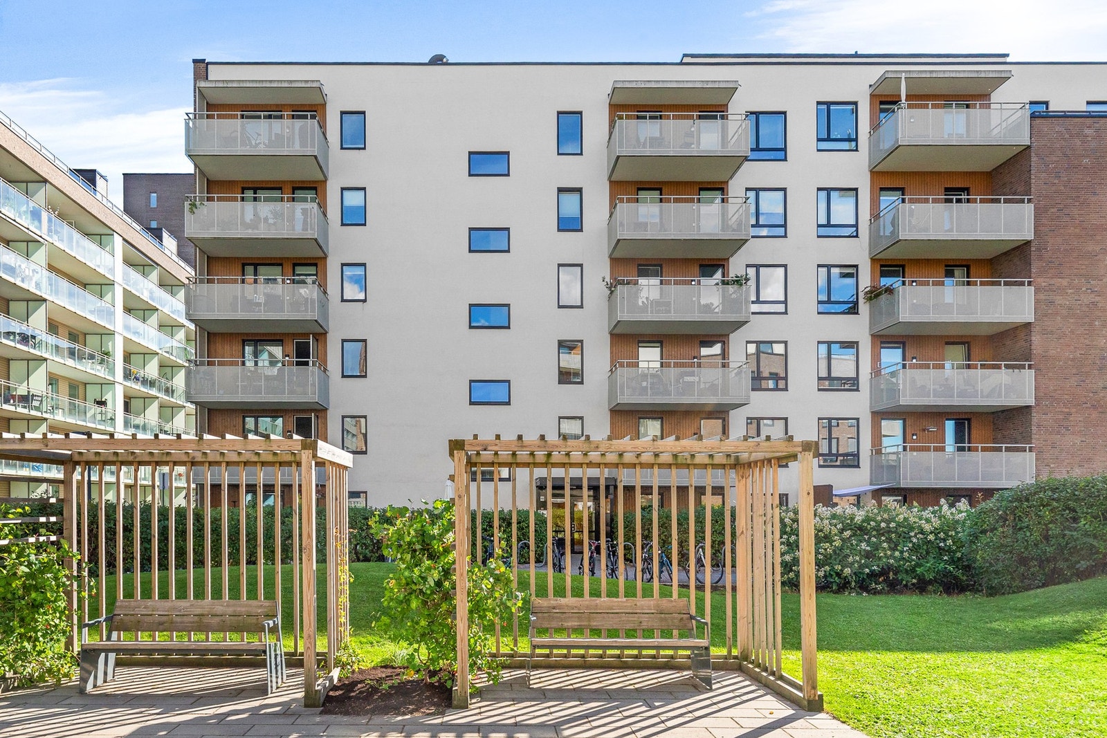 Her er det både grøntareal og sittegrupper. Galleribilde