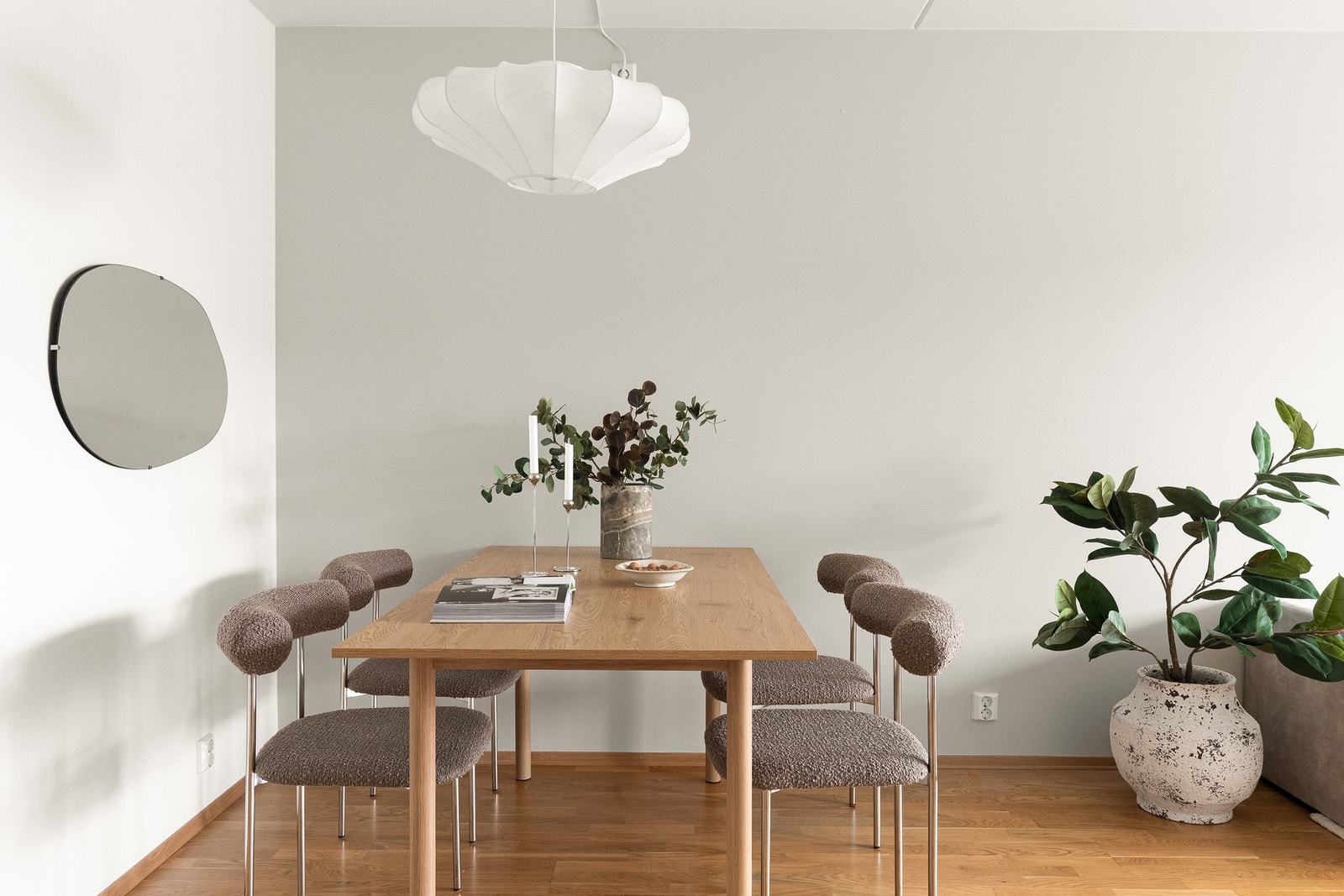 God plass til et stort spisebord for sosiale lag. Galleribilde