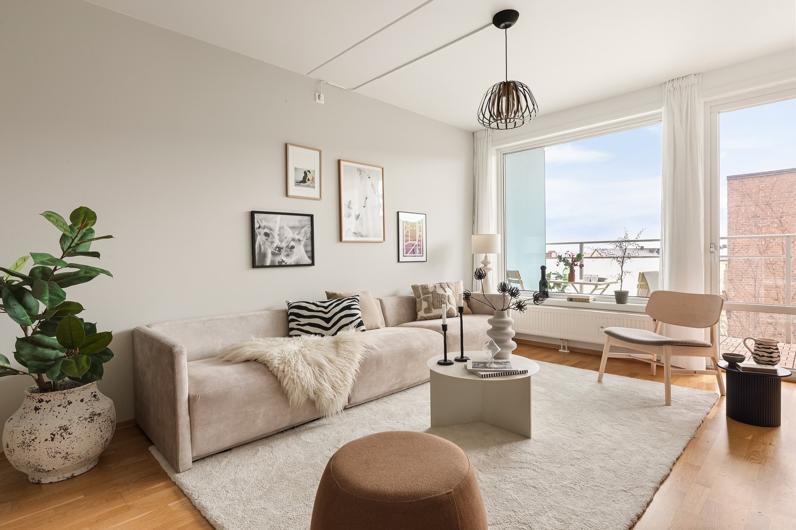 Store vindusflater byr på rikelig med lysinnslipp. Galleribilde