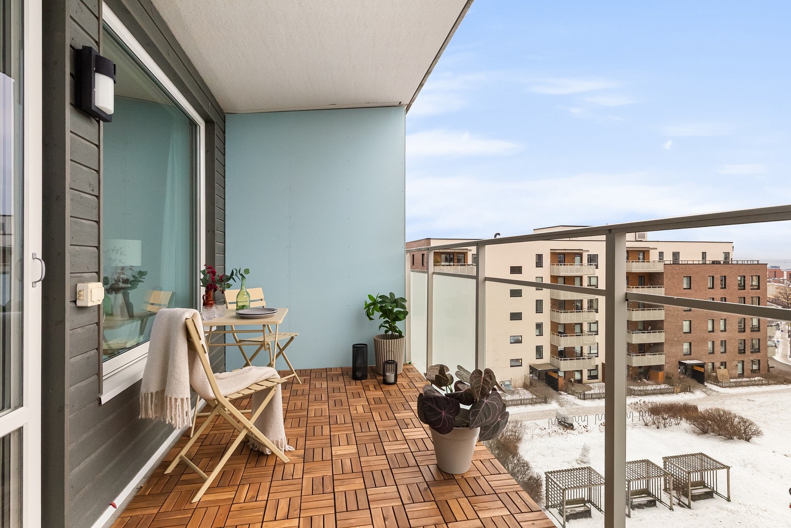 Leiligheten har en åpen stue-/kjøkkenløsning, hvor balkongen på ca. 8 m2 fungerer som en herlig forlengelse av det sosiale rommet. Galleribilde