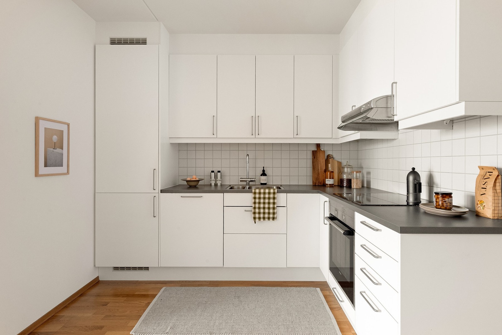 Marbodal kjøkkeninnredning. Kjøkkenet har godt med både skap- og benkeplass, og integrerte hvitevarer i innredningen. Galleribilde