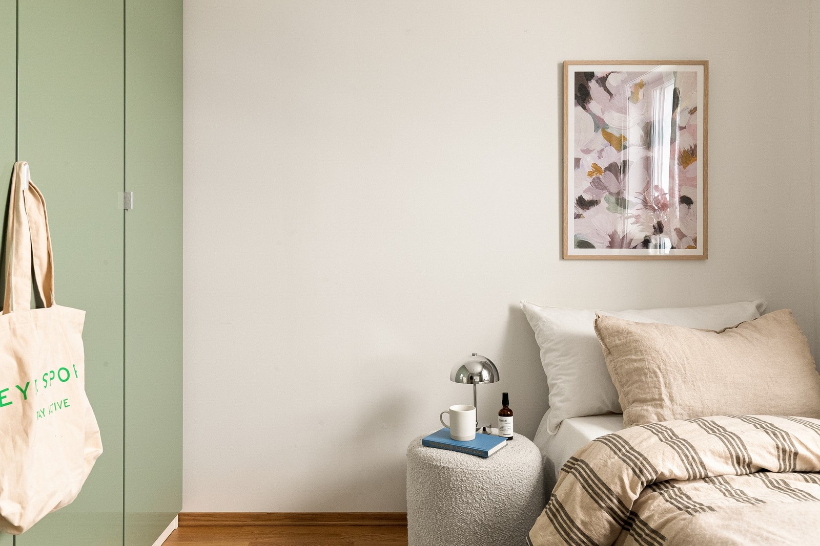 Gode oppbevaringsmuligheter for klær i garderobe. Galleribilde