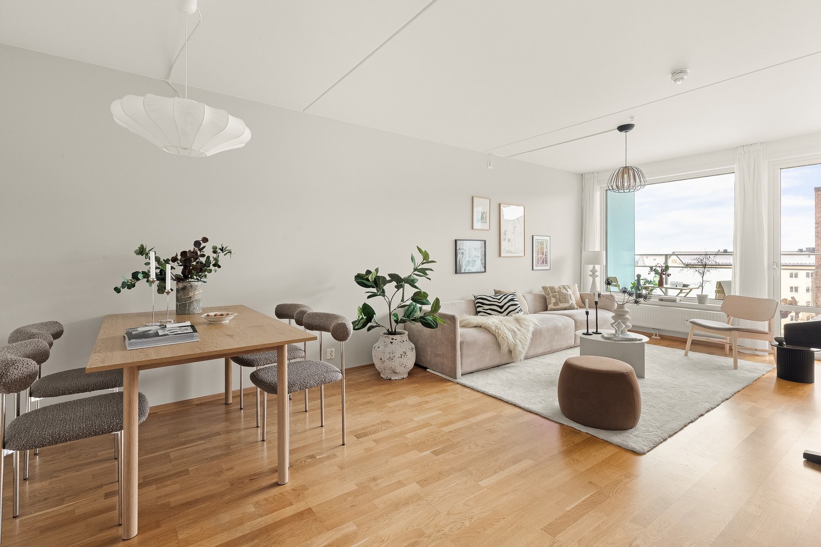 Leiligheten er moderne og innbydende i et bygg fra 2015. Galleribilde