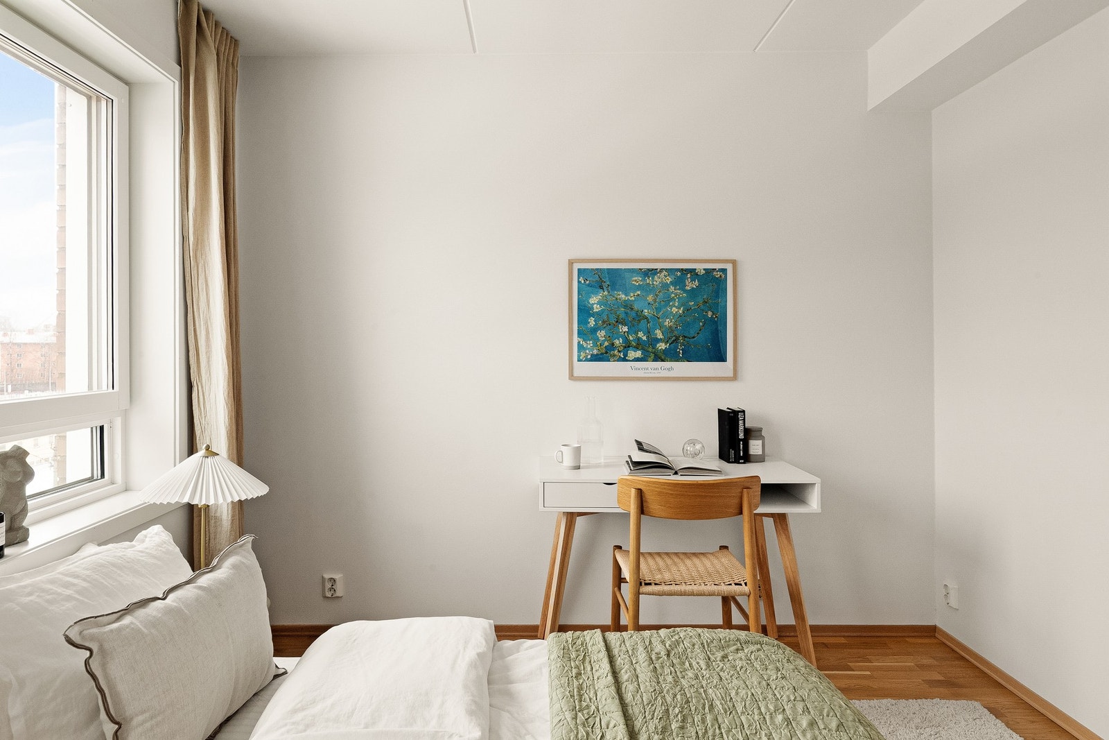 God plass til stor seng, og f.eks. en kontorpult. Galleribilde