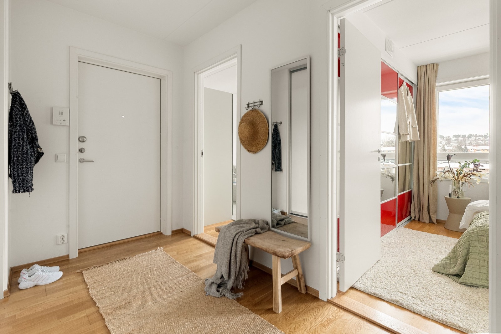 Via mellomgangen/entreen tar man seg videre inn til leilighetens øvrige rom. Galleribilde