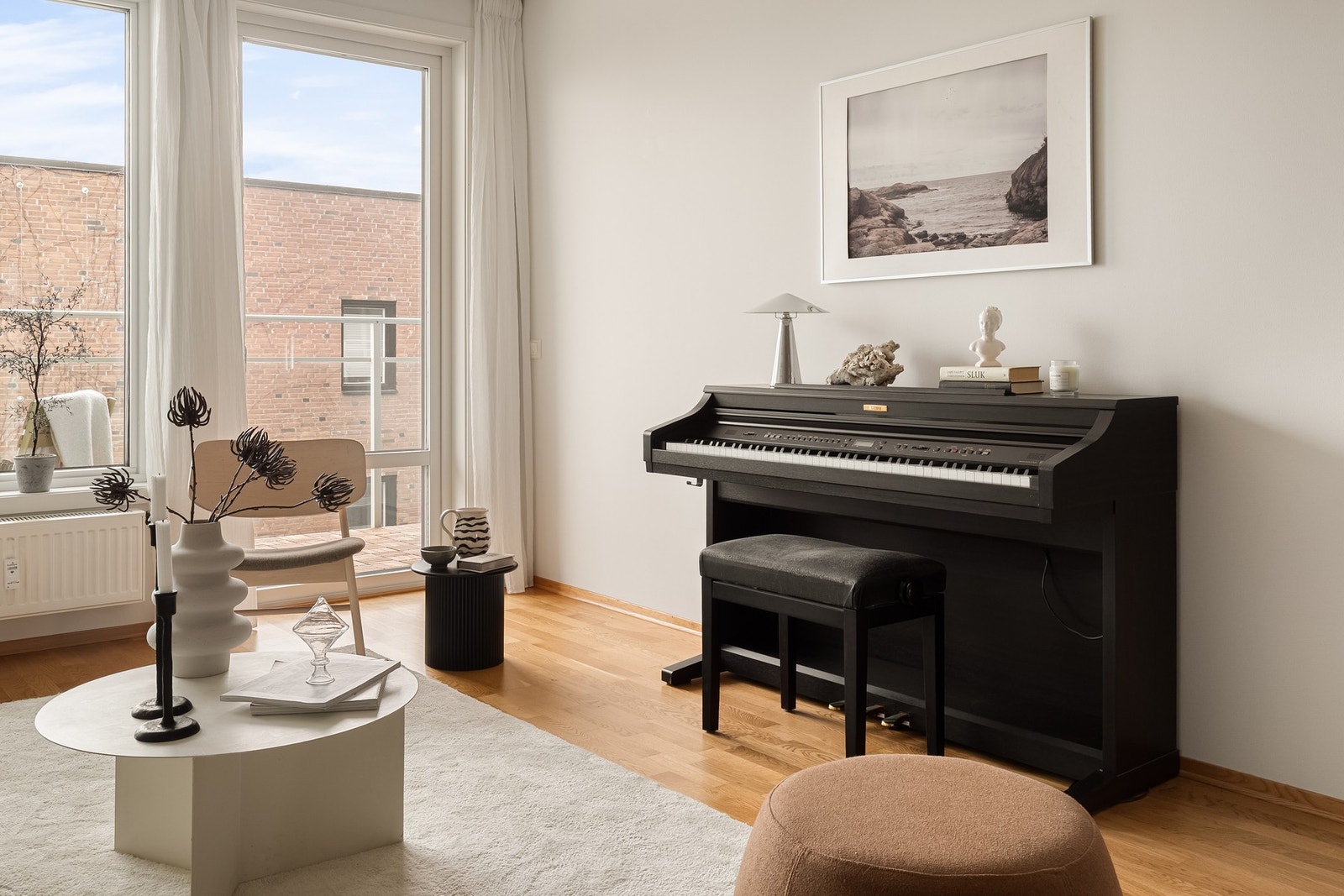 Den romslige stuen gir god fleksibilitet i innredningsmuligheter. Galleribilde