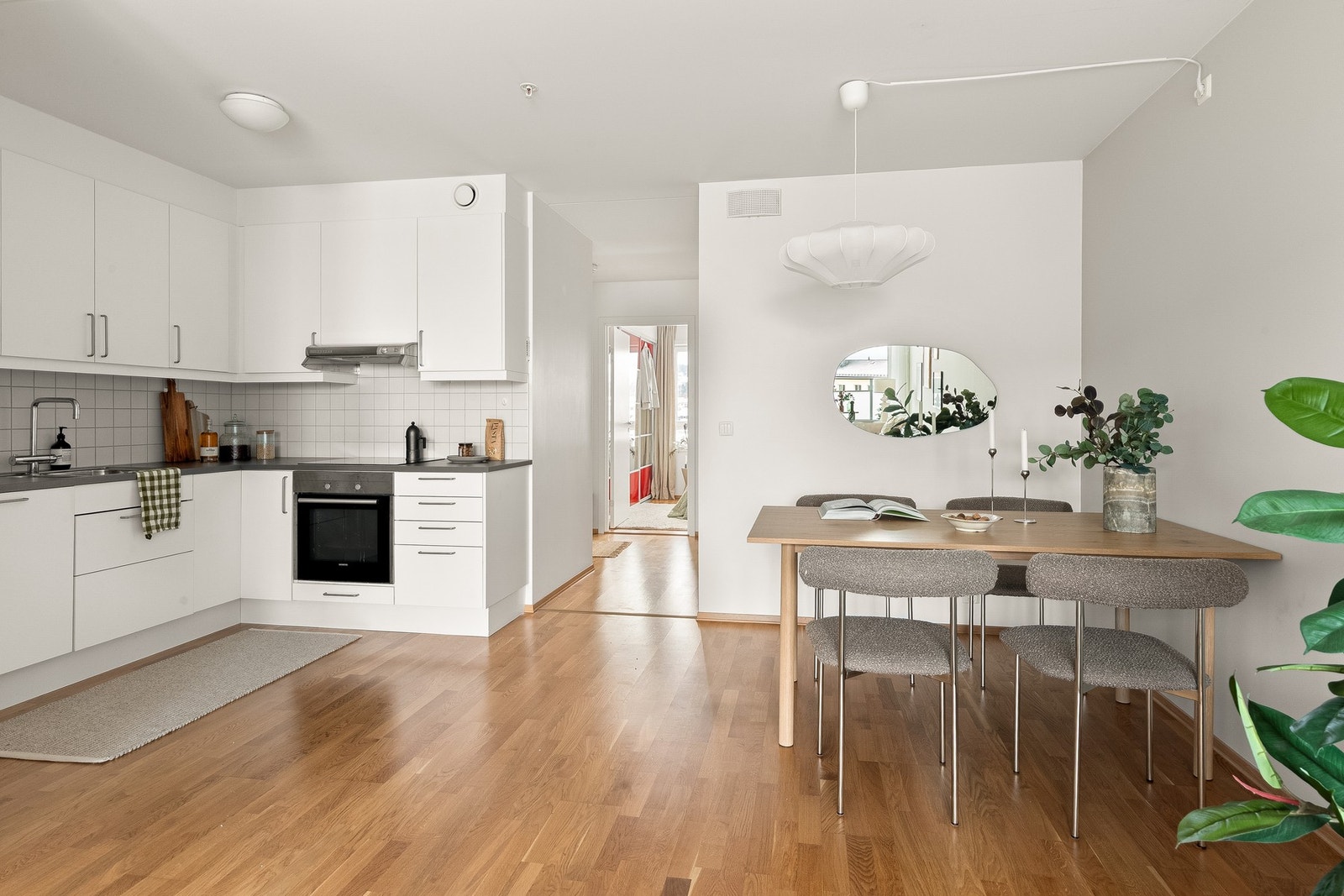 God planløsning med de sosiale rommene praktisk adskilt fra soverommene og badet. Galleribilde