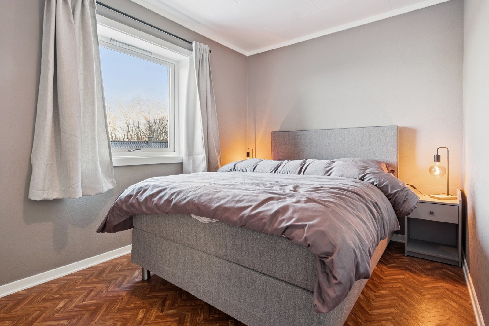 Romslig soverom på 10m² med skyvedørsgarderobe som medfølger i handelen. Galleribilde