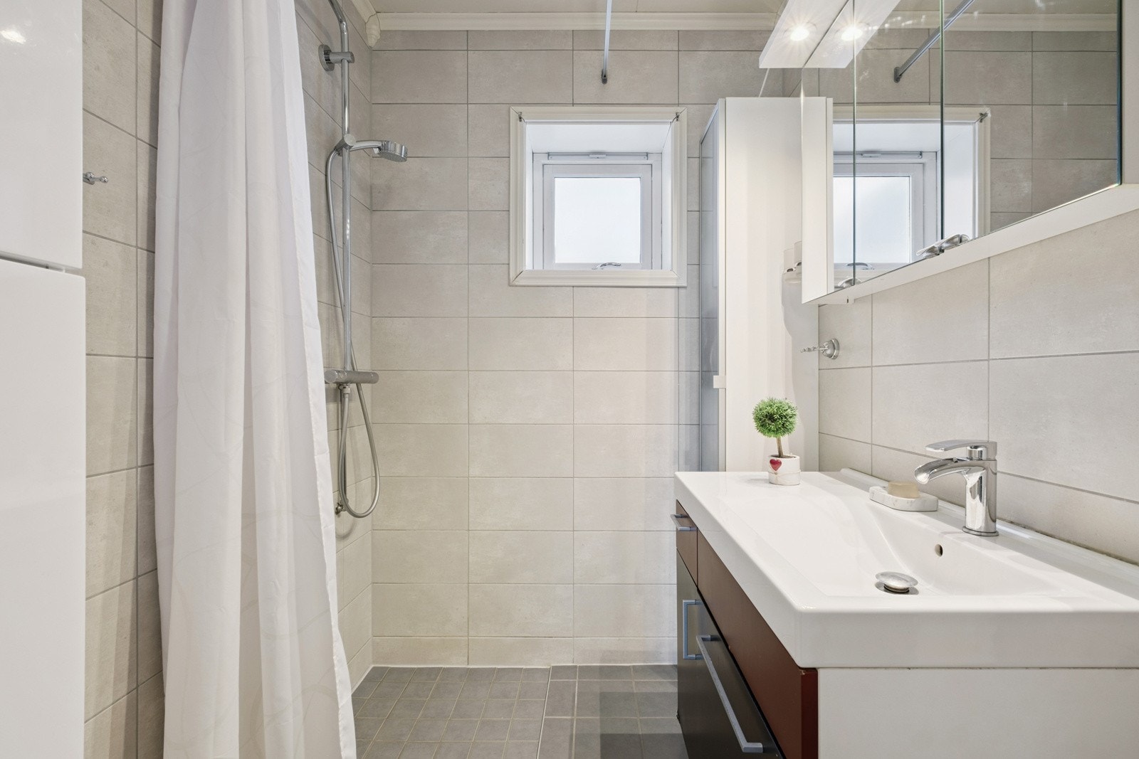 Bad oppusset i 2015 utstyrt med toalett, dusj og servant med skuffer. Galleribilde