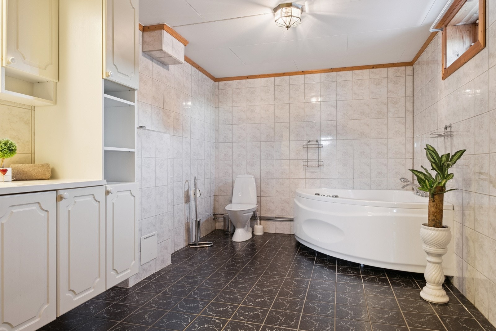 Stort flislagt bad på 10m² i kjelleretasjen. Varme i gulv, toalett, servant m/innredning og badekar. Galleribilde