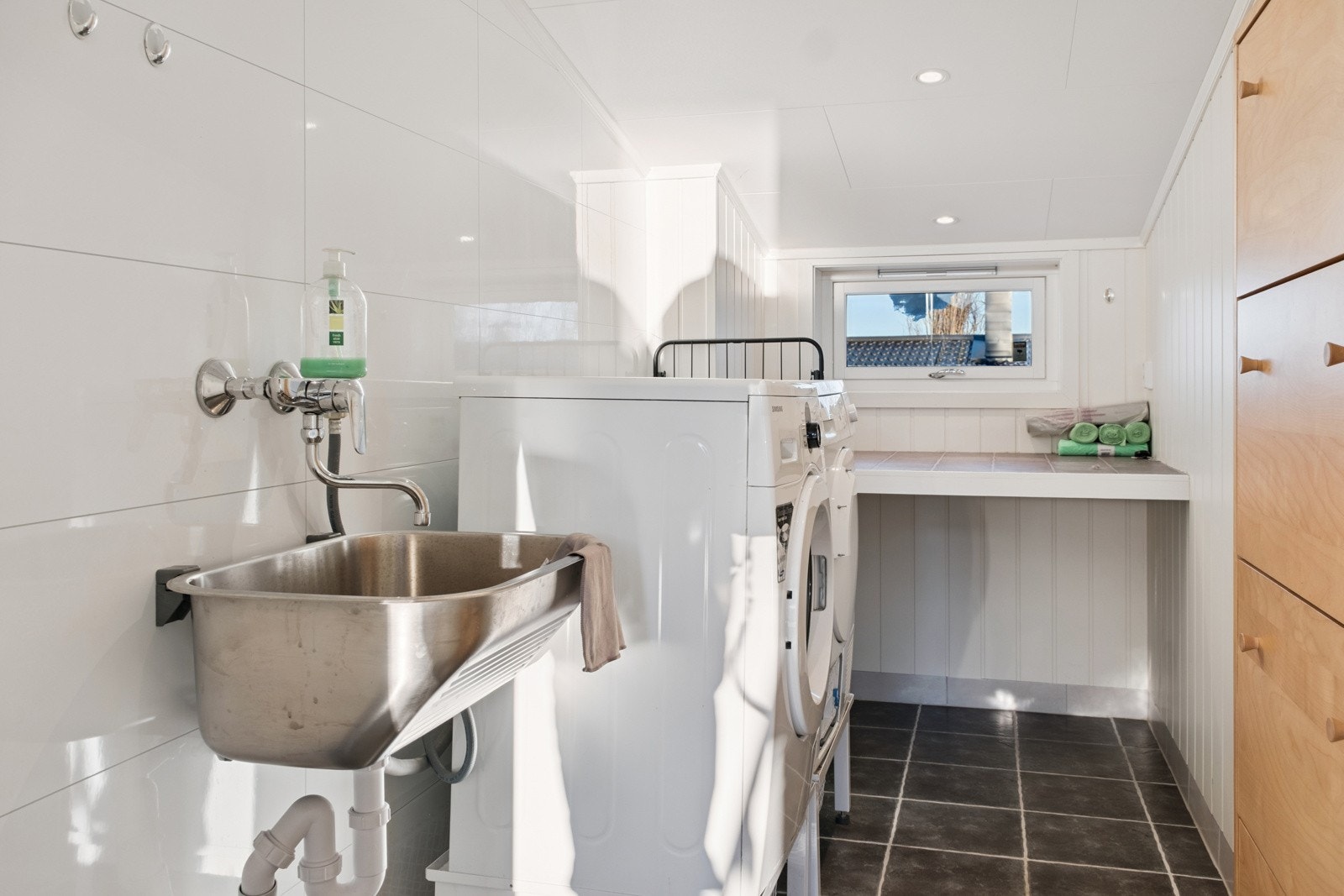 Separat vaskerom med egen inngang. Det gjøres oppmerksom på at rommet er ikke byggegodkjent som vaskerom (opprinnelig godkjent som bod, ikke bruksendret). Galleribilde