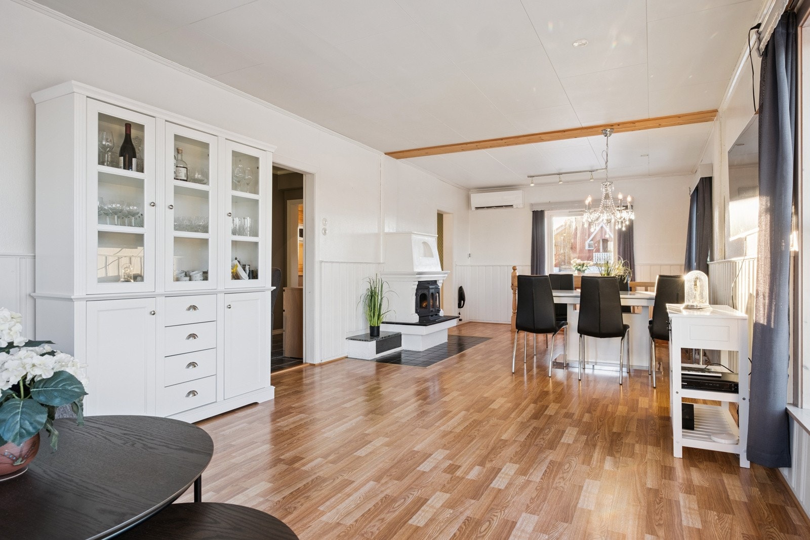 Boligen har 2 ildsteder (peis og vedovn), samt luft til luft varmepumpe. Galleribilde