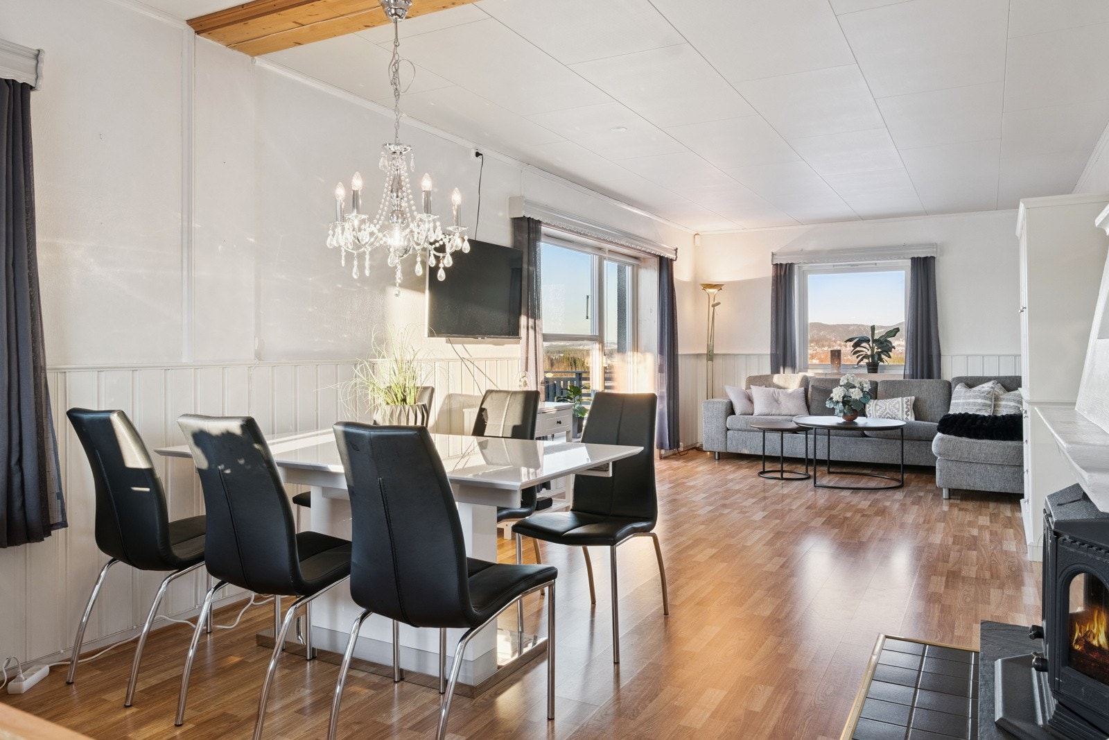 Boligen har planløsning over 3 plan: 1. etasje, kjeller og loft. I tillegg er det oppført garasje med isolert arbeidsrom og bod. Galleribilde