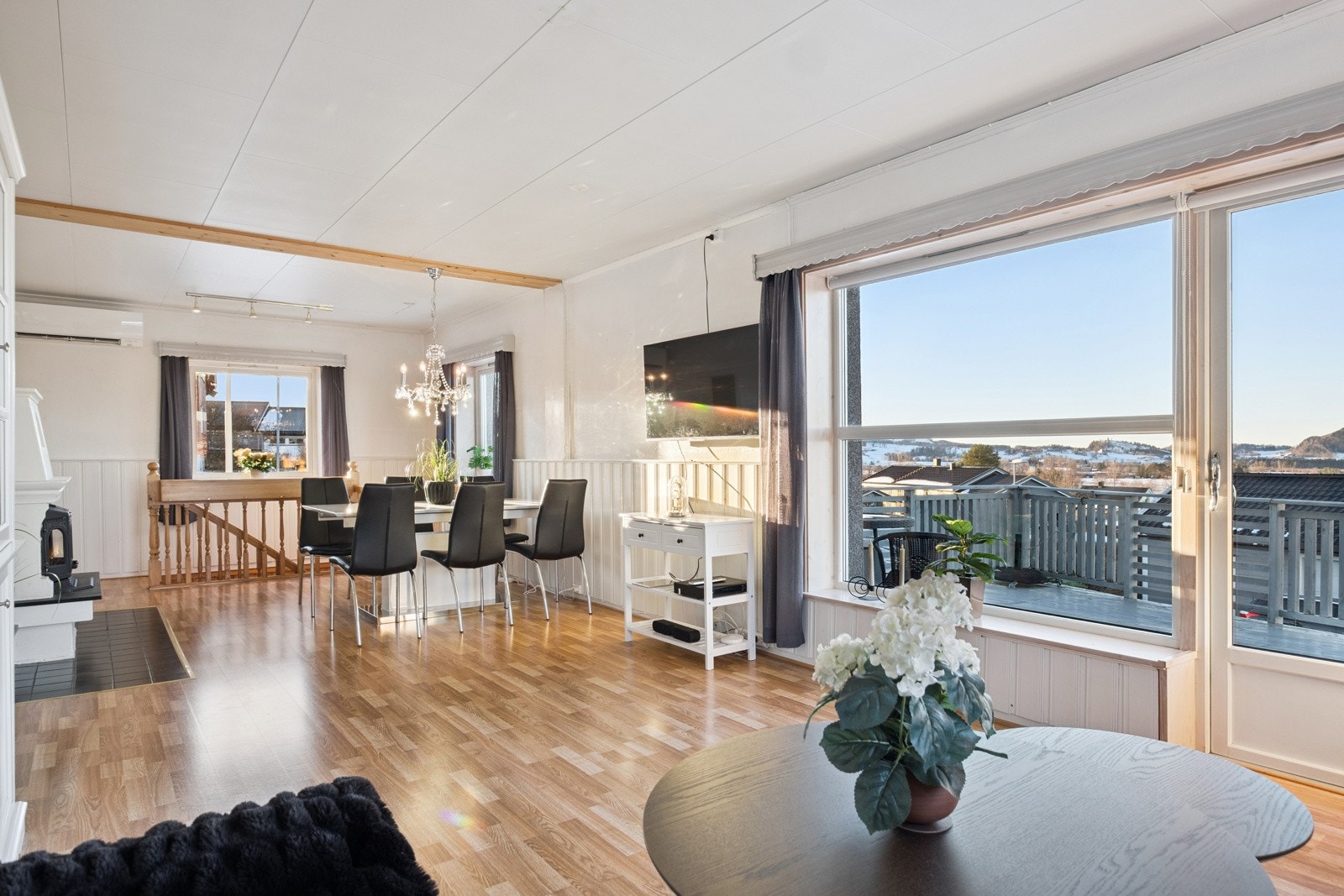 Store vinduer gir godt med naturlig lysinnslipp. Galleribilde