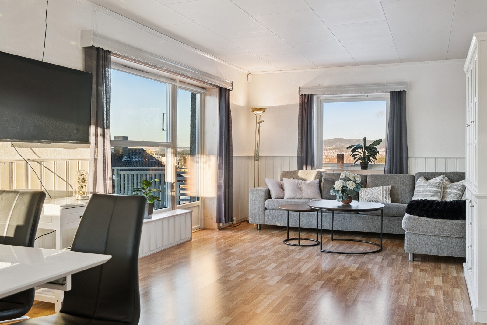 Hovedetasjen inneholder entrè/gang, bad, kjøkken, soverom, stue og vaskerom (egen adkomst). Galleribilde