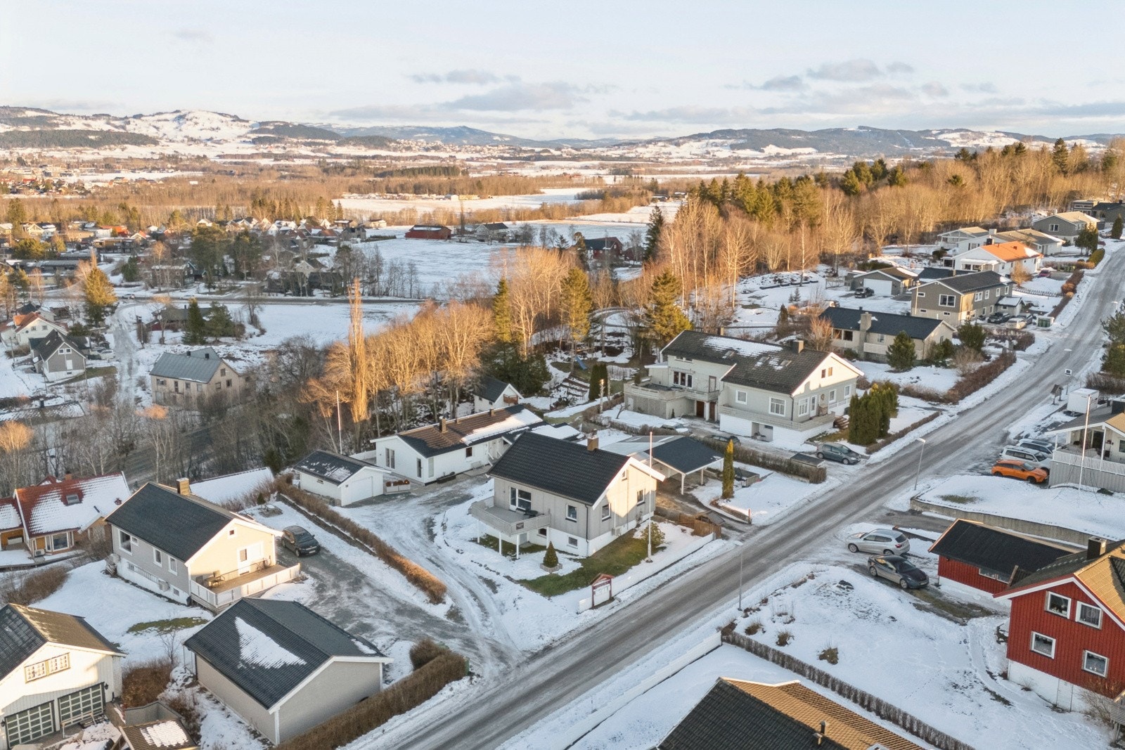 Boligen har en utmerket beliggenhet, og innehar fantastiske sol- og utsiktsforhold. Galleribilde