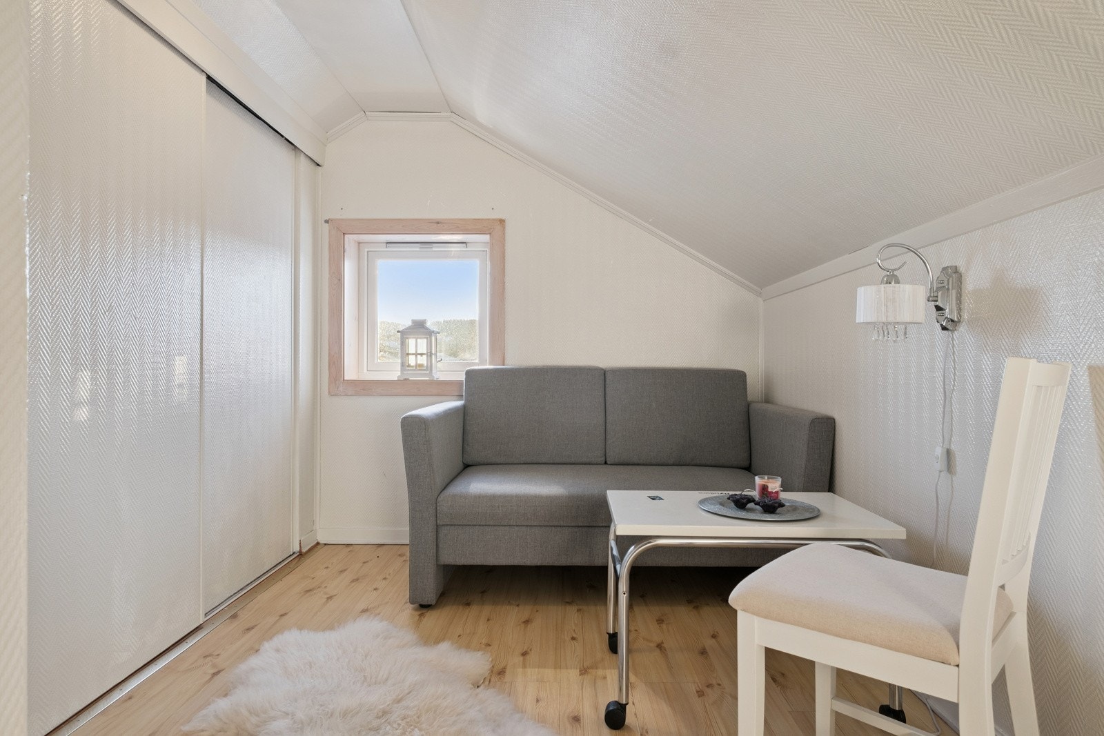 Loftsrom utstyrt med garderobe. (Rommet tilfredsstiller ikke krav til rømning ved bruk til varig opphold/soverom. Det må settes inn større vindu). Galleribilde