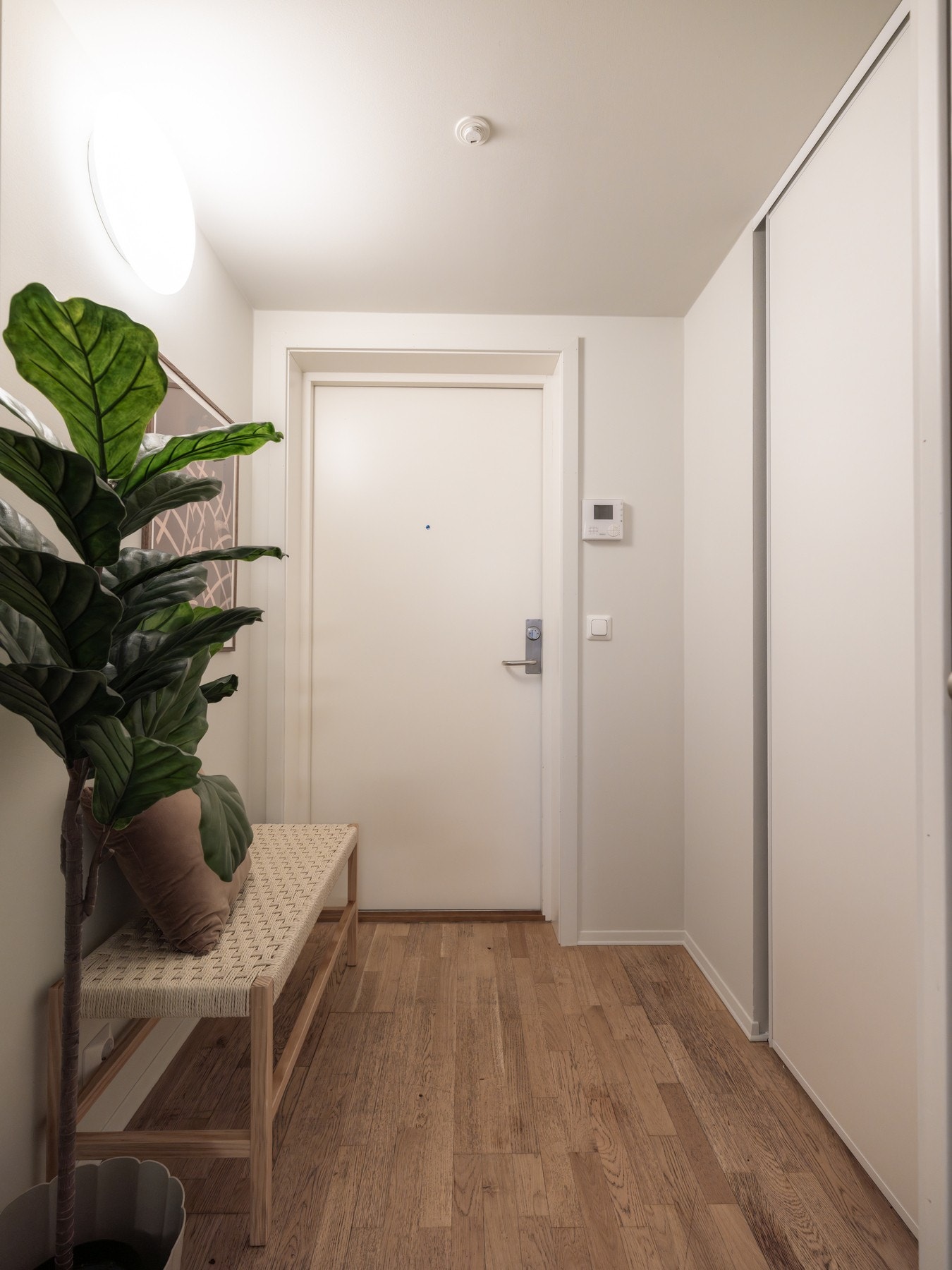 Entréen har en praktisk skyvedørsgarderobe med mye plass for yttertøyet. Av ekstern lagring medfølger kjellerbod. Galleribilde