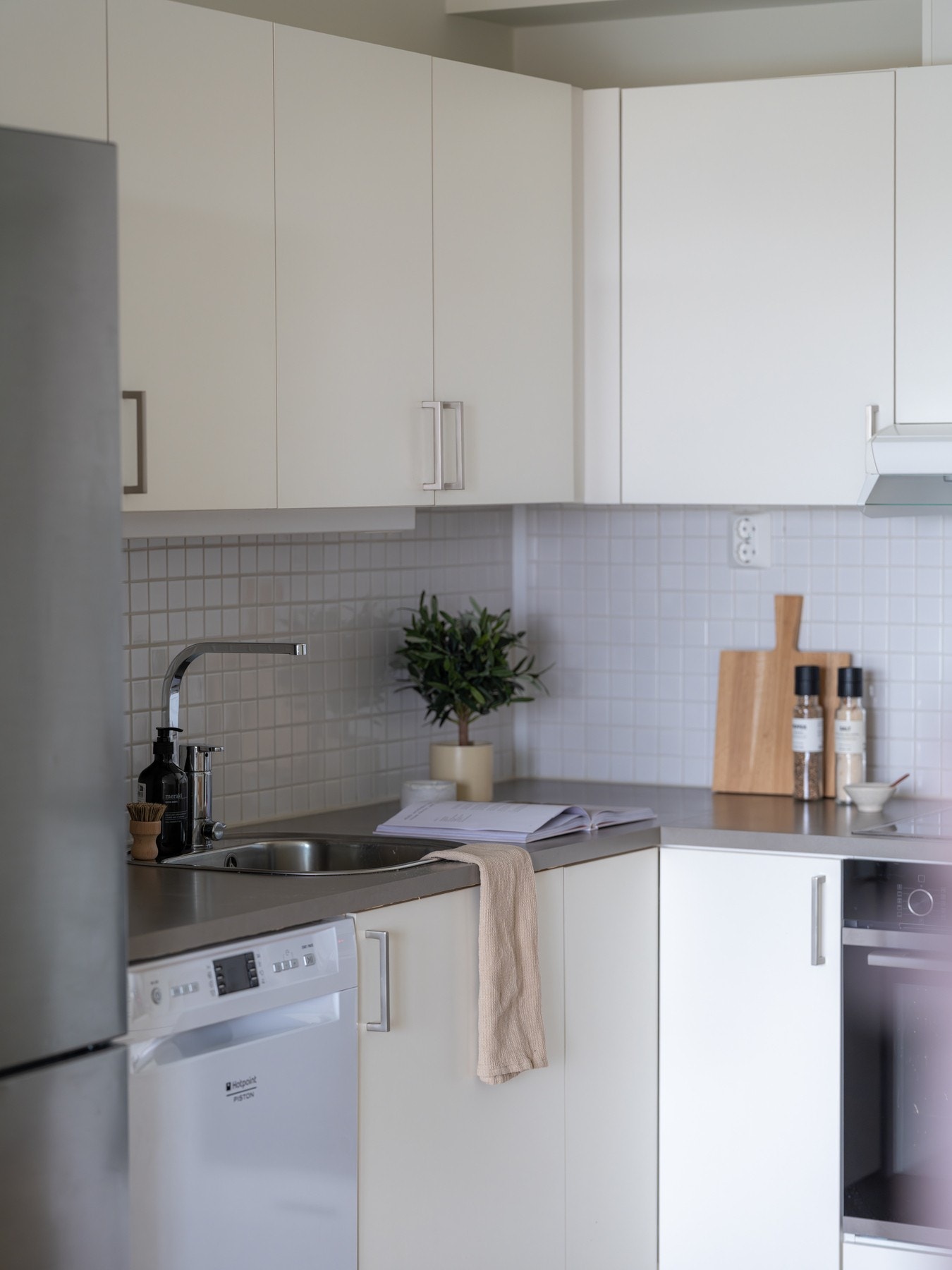 Videre er det montert belysning og stikkontakter. Galleribilde