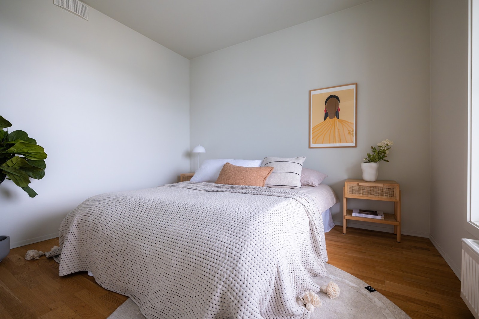 Hovedsoverommet har god plass til dobbeltseng og nattbord. Galleribilde