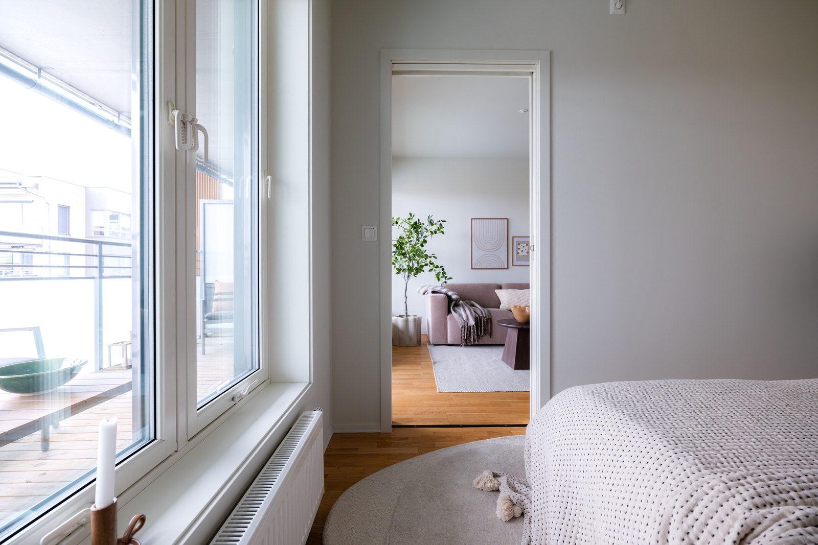 Boligen har i alt to gode soverom beliggende i hver sin ende av leiligheten. Galleribilde