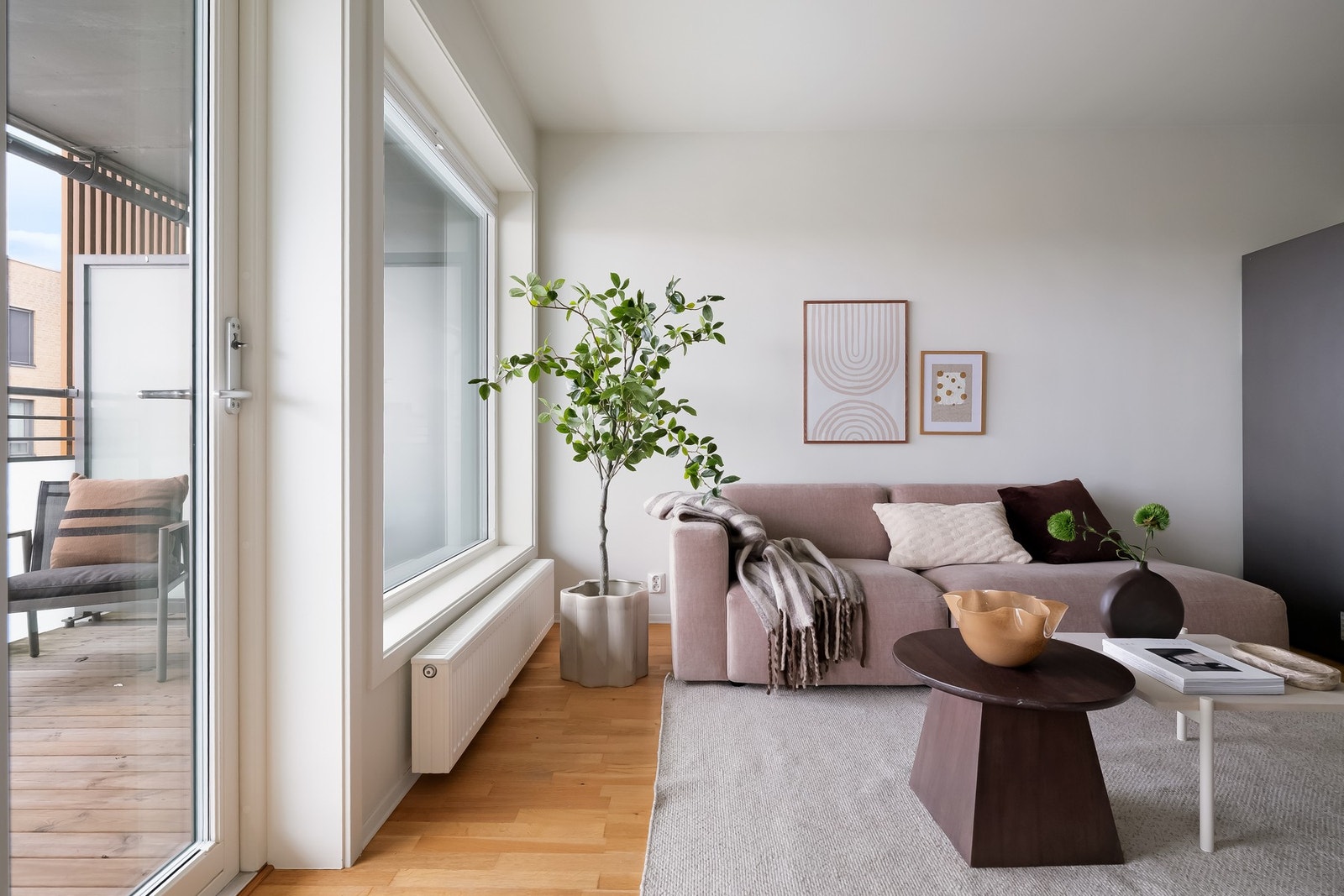 Oppholdsrommet har plass til sofa, salongbord og mediemøblement. Galleribilde