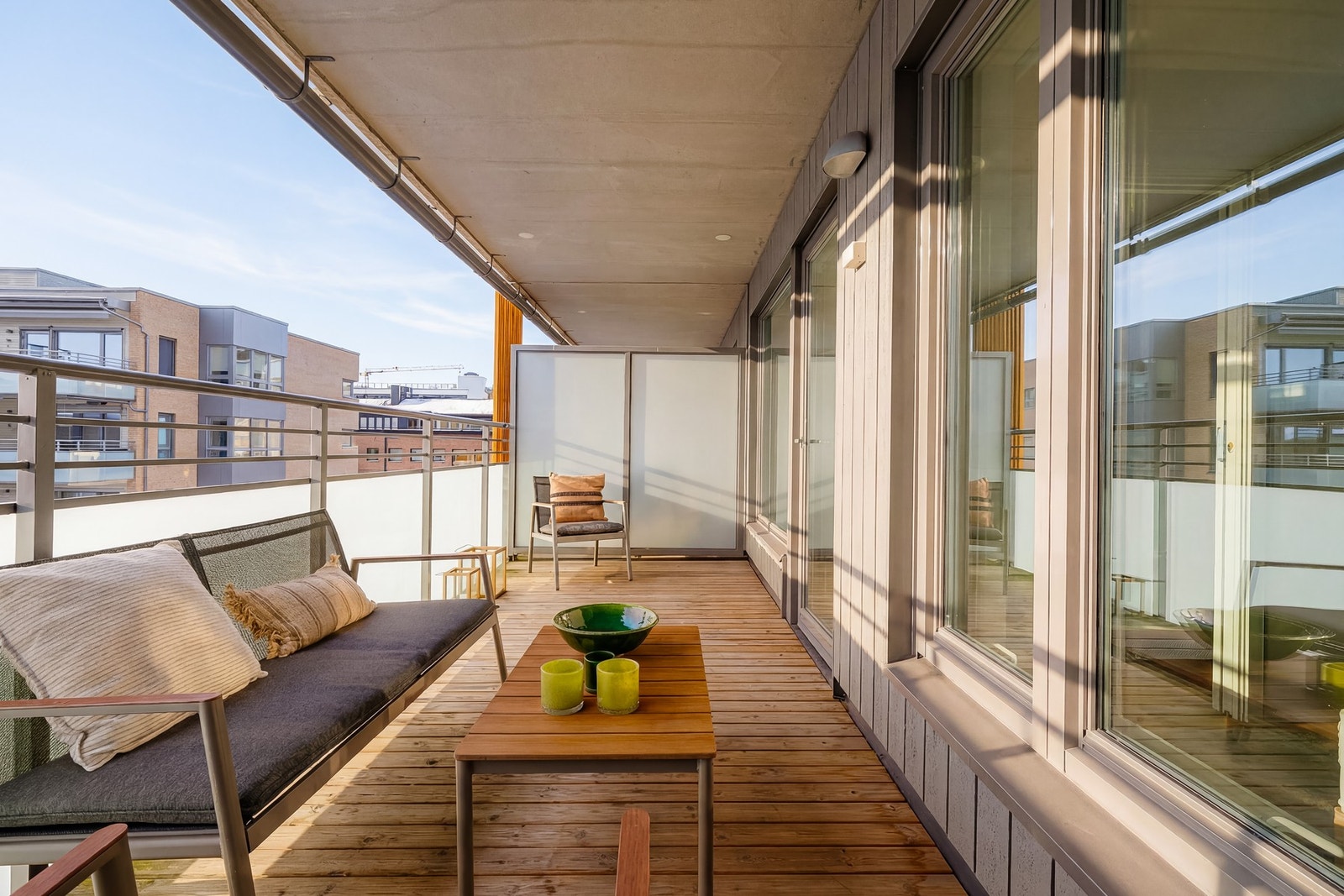 Balkongen er på 13 kvm og har gode solforhold på sommerstid med sol fra ettermiddagen til sent på kveld. Galleribilde