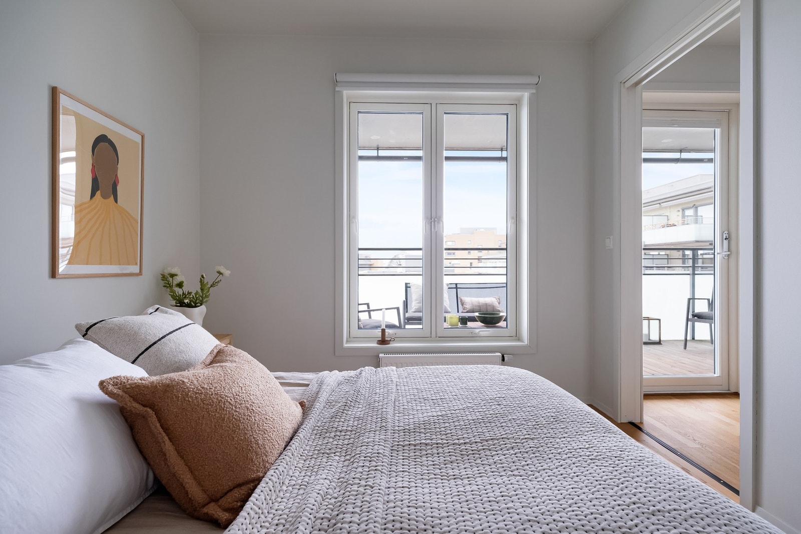 Rommet er vendt ut mot egen balkong og videre mot fellesområder, så her er alt lagt til rette for en god natt søvn. Galleribilde