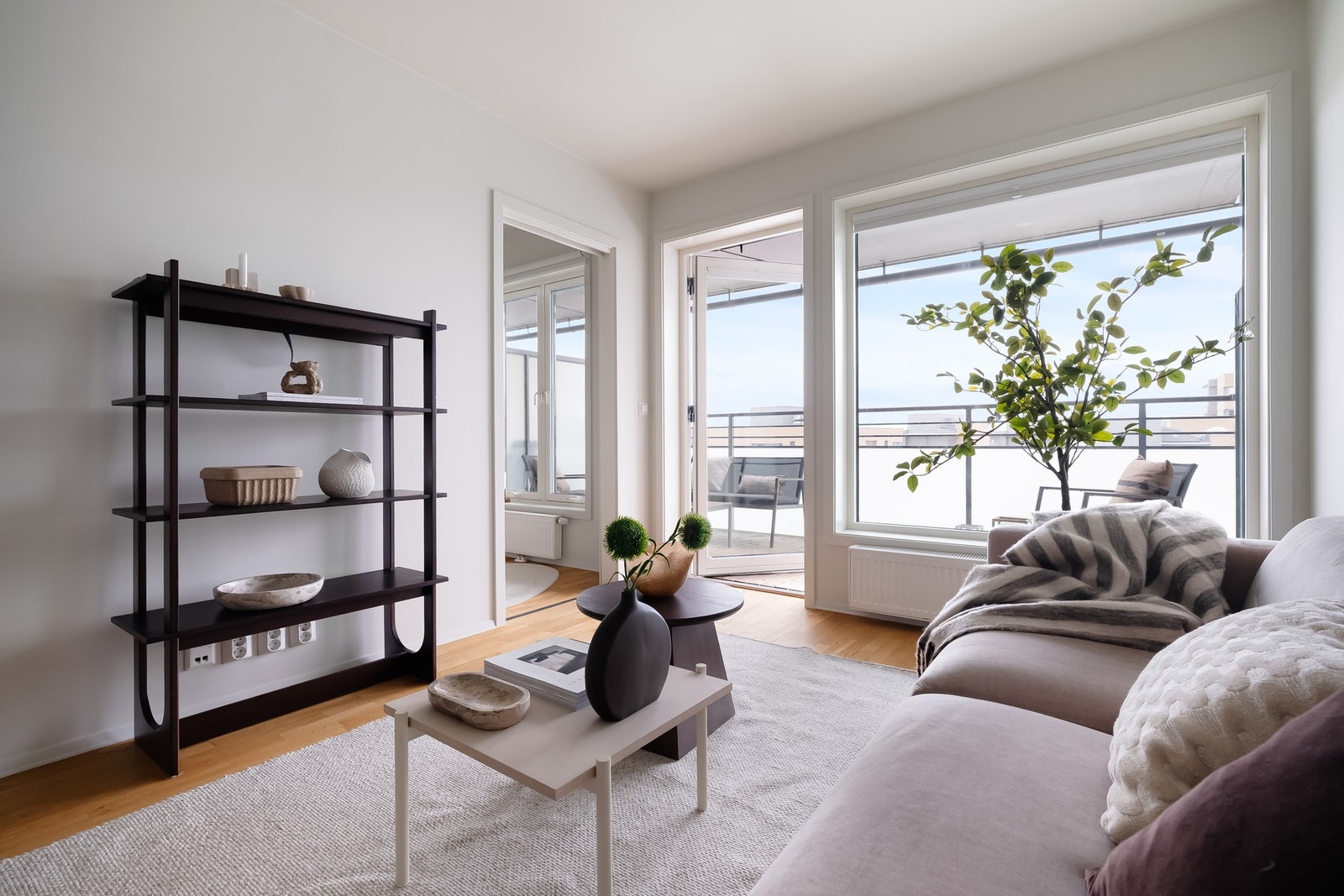 Kombinasjonen av store vindusflater som slipper inn rikelig med naturlig lys samt den luftige plasseringen gir leiligheten en god atmosfære og romfølelse. Galleribilde