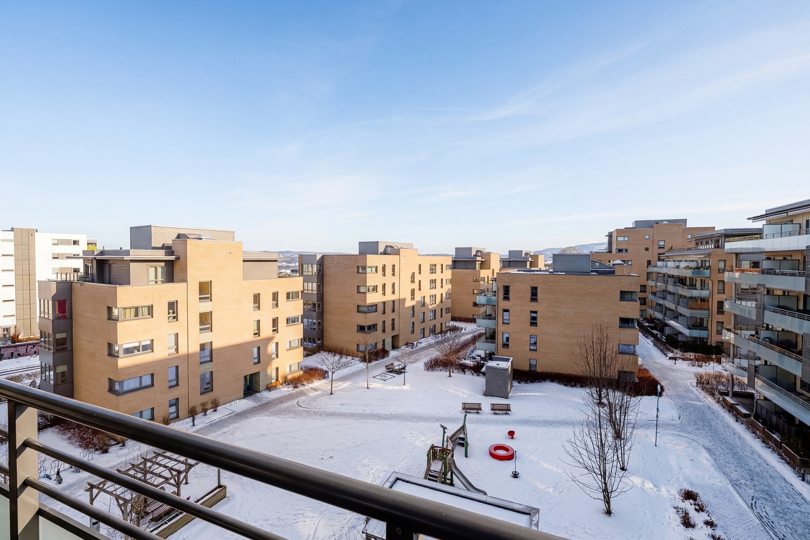 Her får du gleden av en stor vestvendt balkong med utsyn mot Holmenkollen og egne frodige fellesområder. Galleribilde