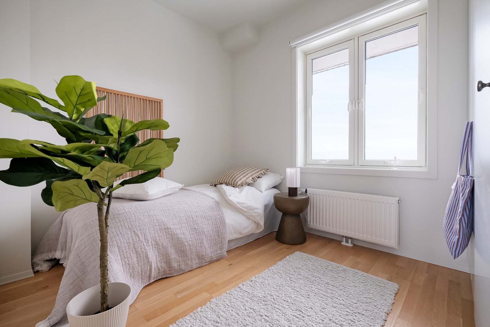 Soverom to er i dag innredet med seng og oppbevaring. Galleribilde