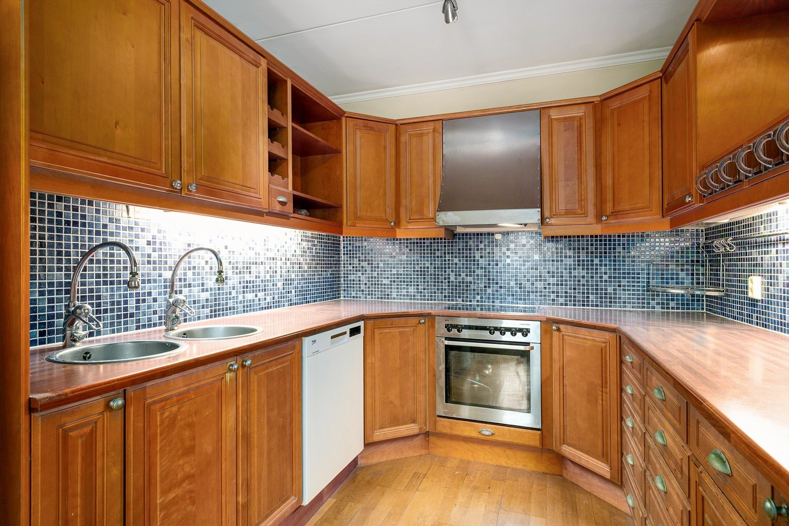 Delvis avdelt kjøkken med god skap og benkeplass Galleribilde