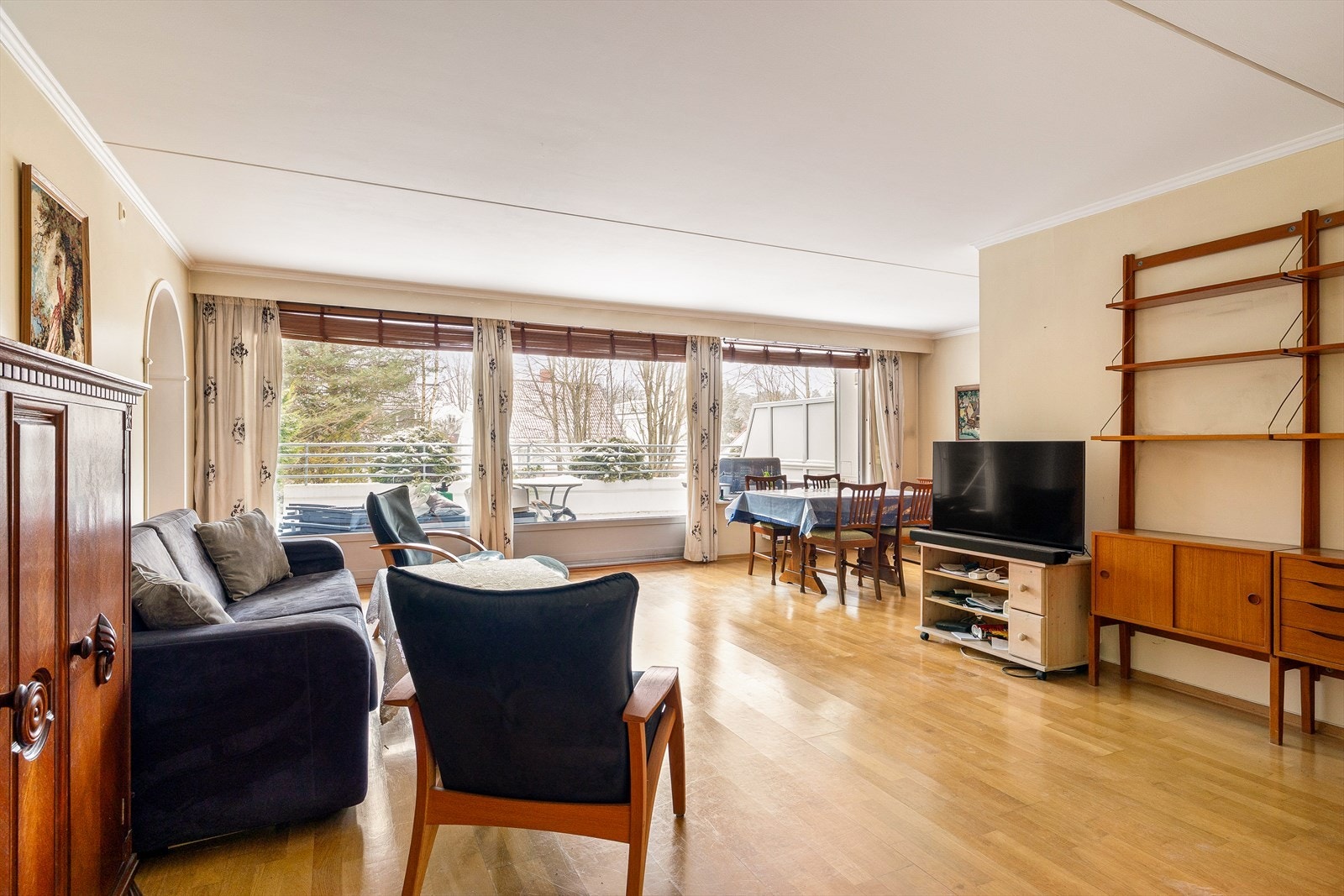 Lys stue med utgang til terrasse Galleribilde