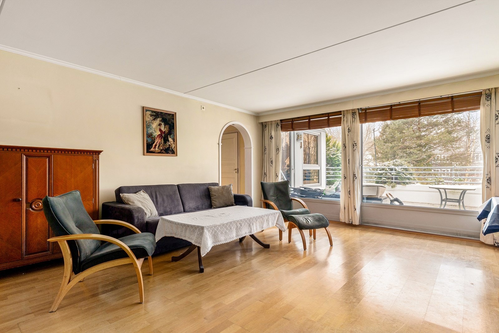 Lys stue med utgang til terrasse Galleribilde