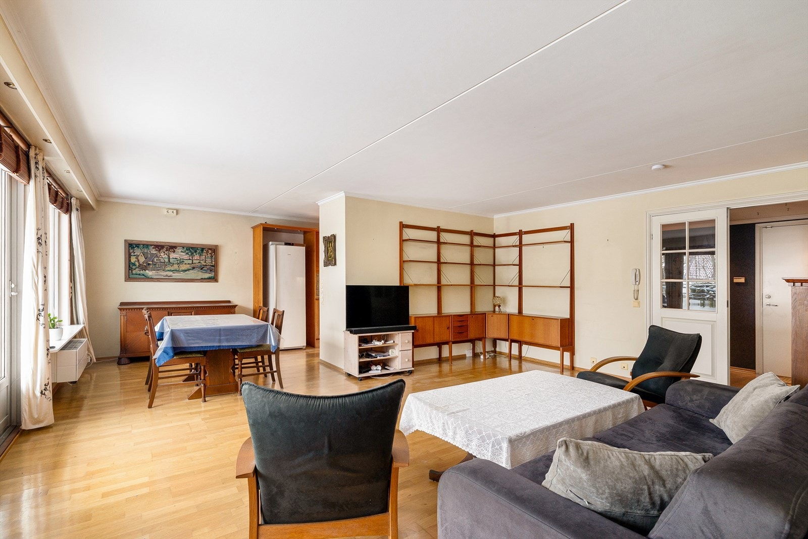 Lys stue med utgang til terrasse Galleribilde