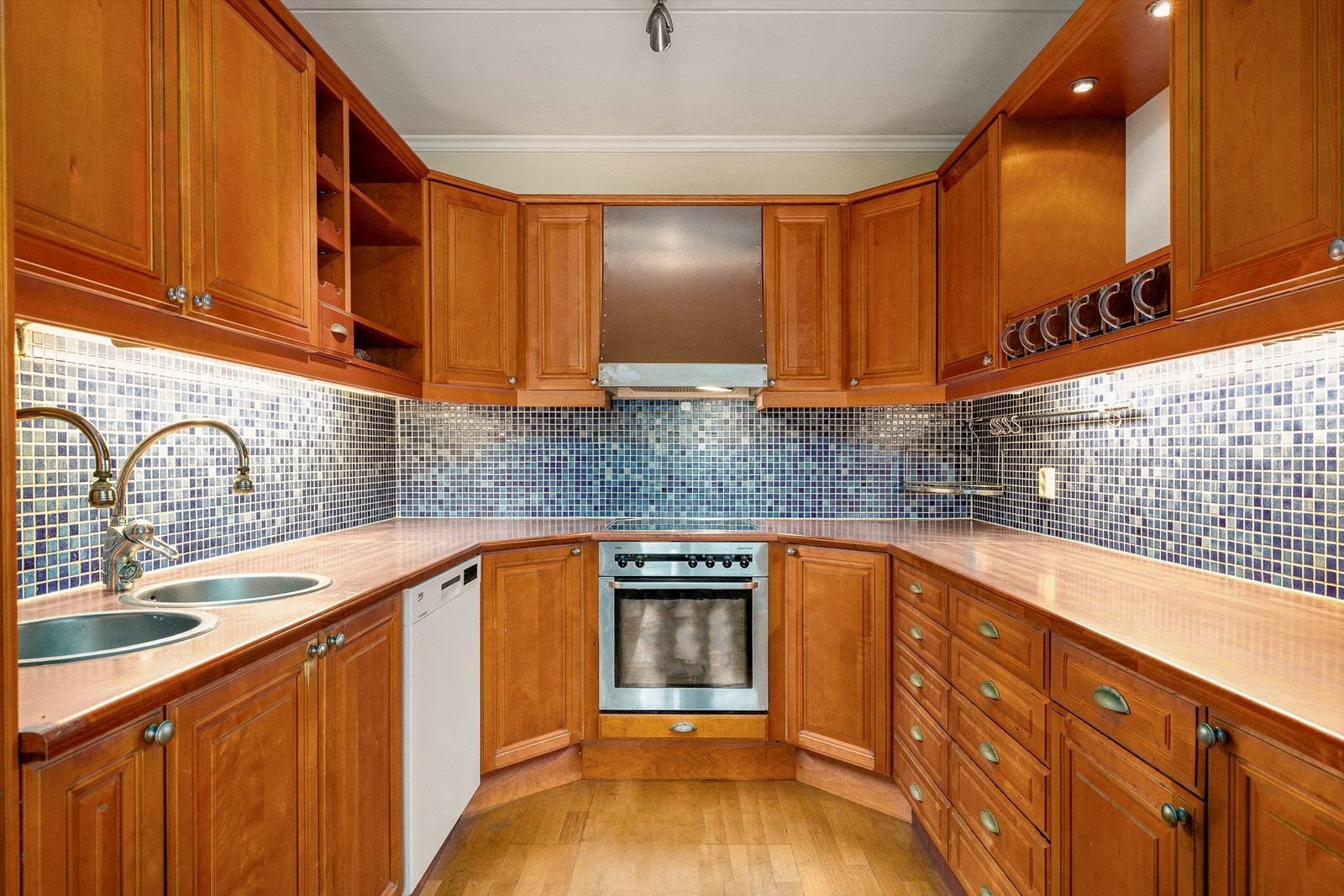 Delvis avdelt kjøkken med god skap og benkeplass Galleribilde