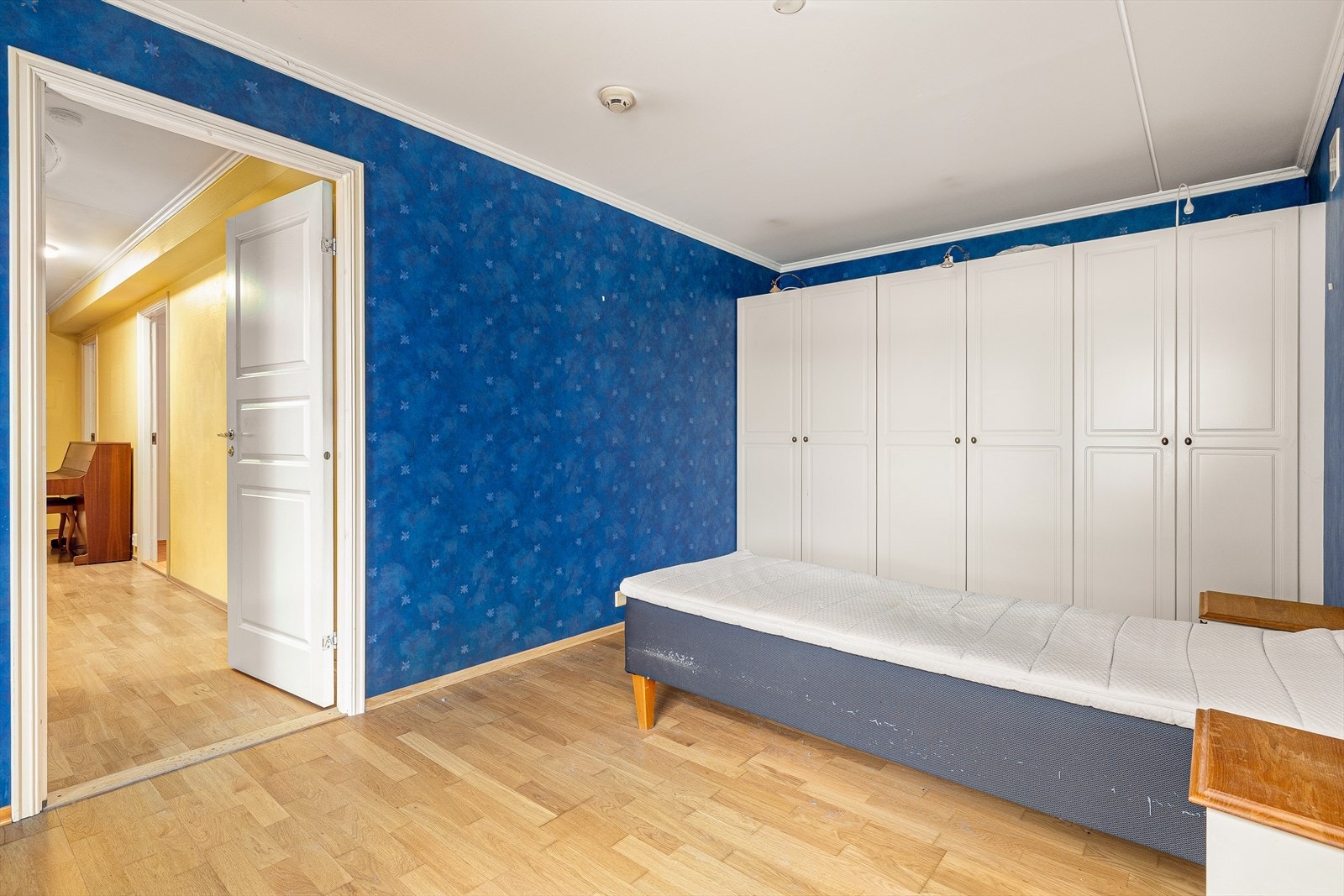 Hovedsoverom med utgang til terrasse og god skapplass Galleribilde