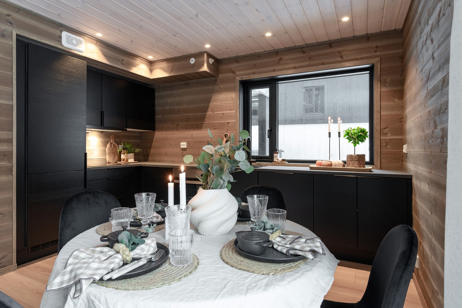 Det er god plass til spisebord/spisestue i tilknytning til kjøkken Galleribilde