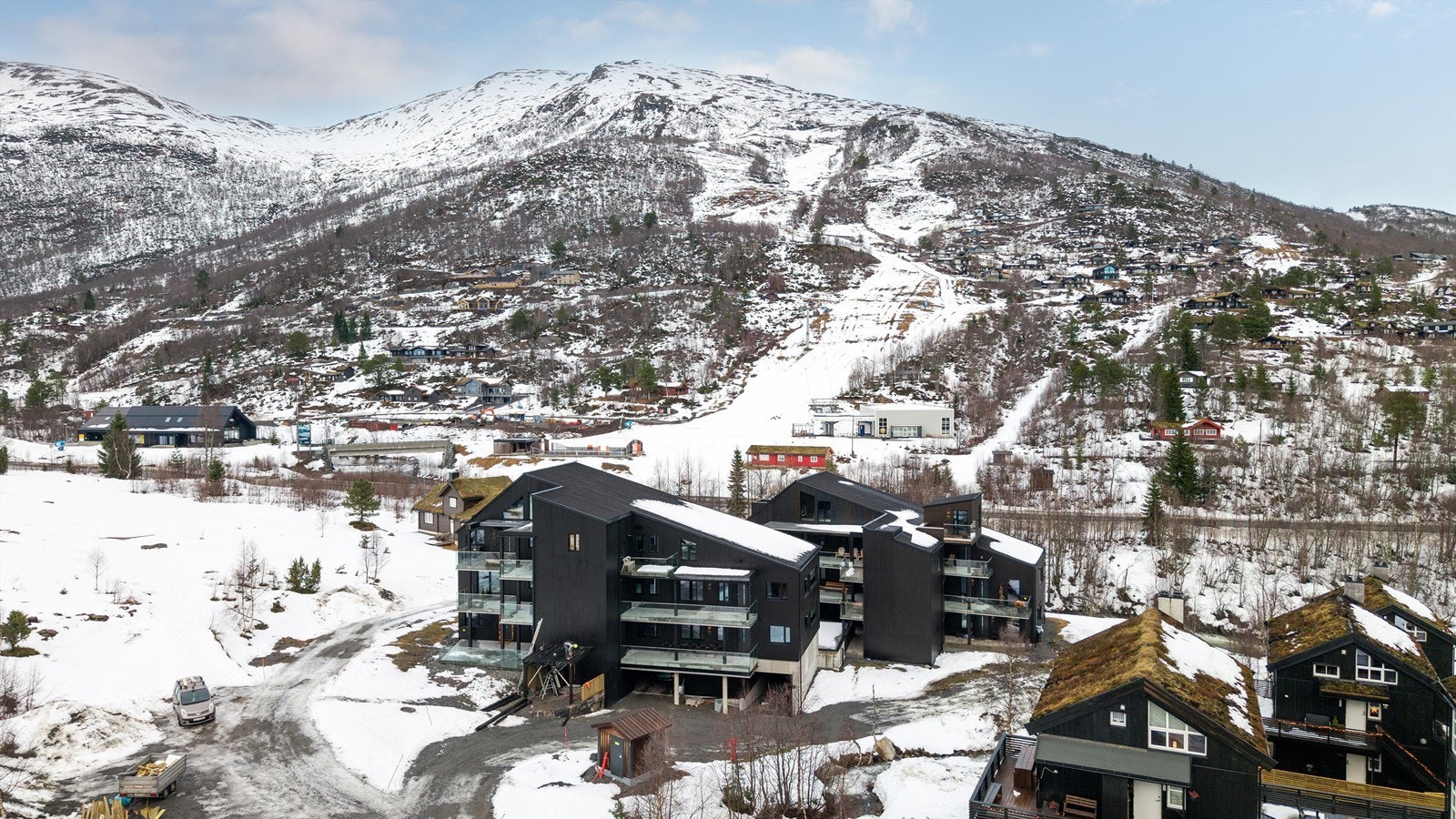Dronebilde/fasade tatt fra Fursetsiden mot Roaldsiden Galleribilde