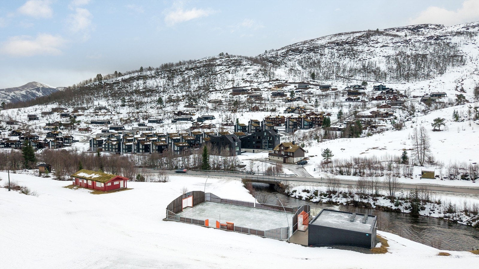 Det er ballbinge sommerstid på Roaldsiden som brukes som skøyteis på vinteren Galleribilde