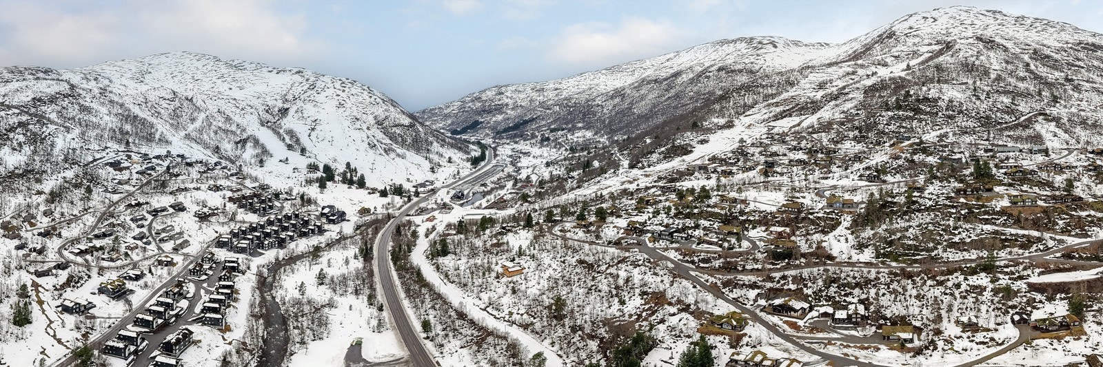 Panoramabilde over Strandafjellet med Fursetsiden til venstre for veien og Roaldsiden til høyre Galleribilde