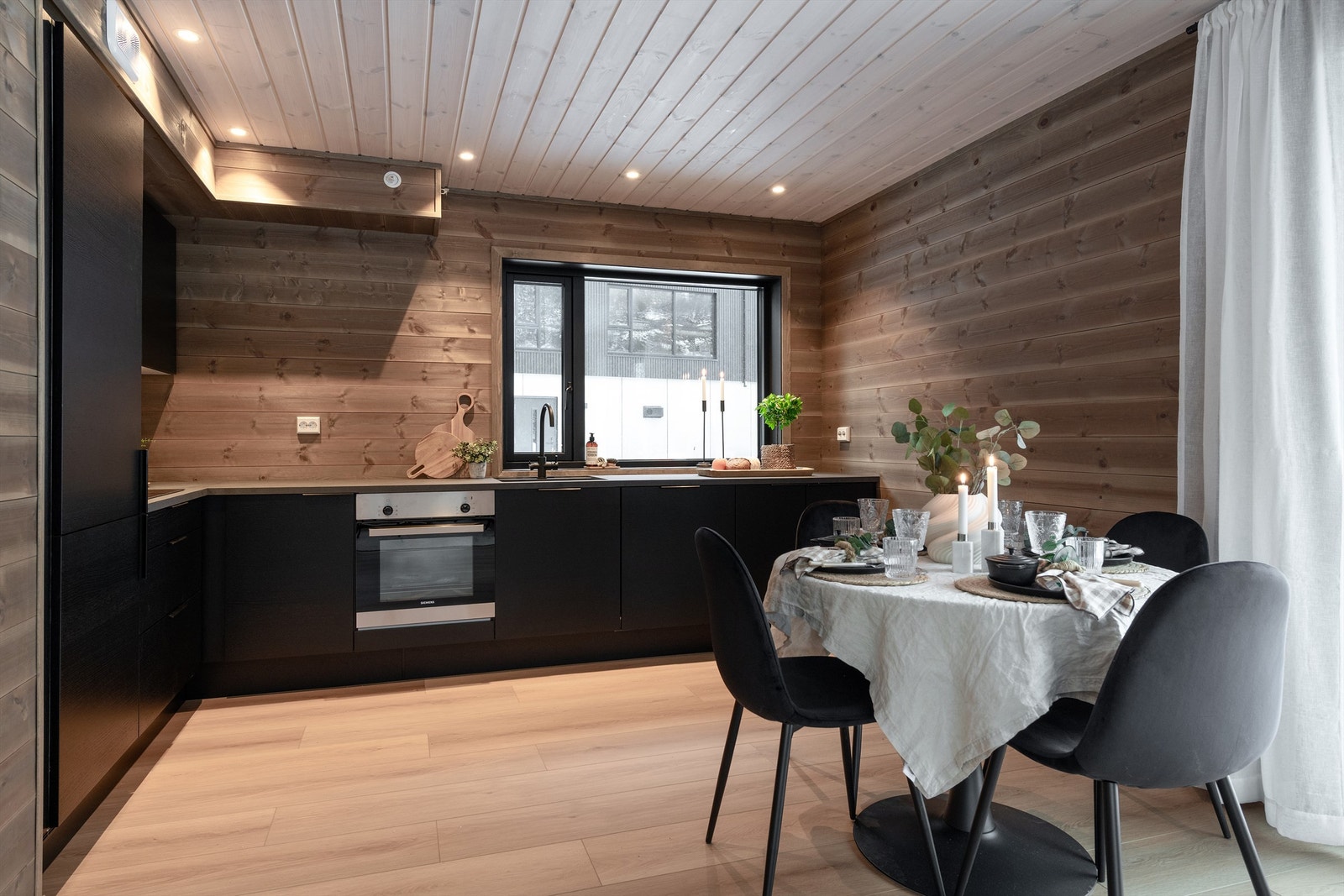 Stort kjøkkeninnredning med laminat benkeplate Galleribilde